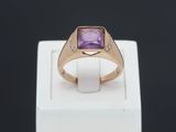 une image représentant une bague sertie d'une pierre violette