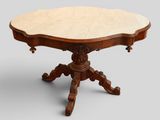 une petite table avec un plateau en marbre et des pieds en bois