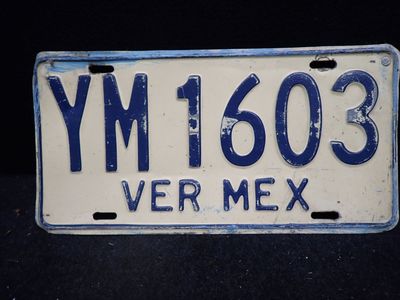 une plaque d'immatriculation sur laquelle est inscrit « ym 1603 »