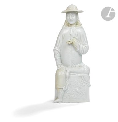 une statue blanche représentant une femme portant un chapeau et un sac