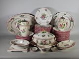 beaucoup d'assiettes, de tasses et de soucoupes sur la table