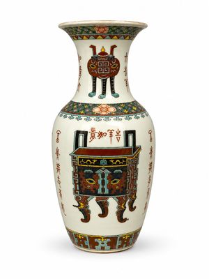 un vase blanc orné de motifs orientaux