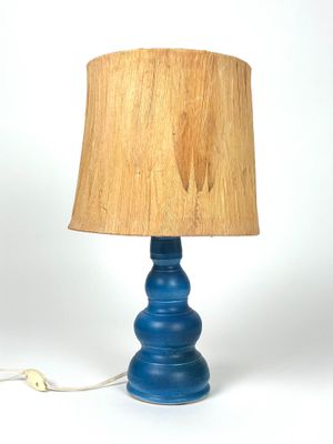 une lampe de table bleue avec un abat-jour en bois