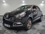 la voiture noire est garée sur un sol en damier dans le garage