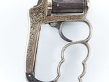 un gros plan d'un revolver sur fond blanc, avec un fond blanc