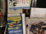 une boîte pleine de livres posée sur une table