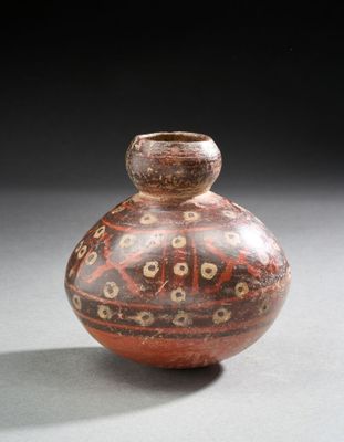un petit vase posé sur une table
