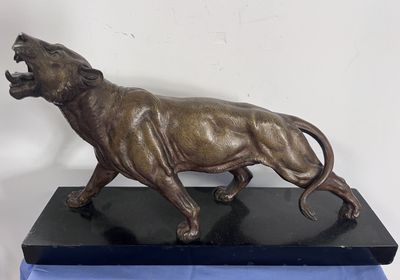 DELABRIERE "La lionne" bronze à patine mordorée sur plaque d…