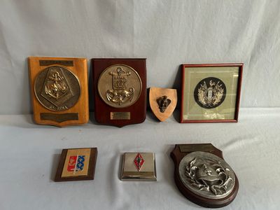 beaucoup de trophées et de plaques sur la table