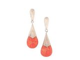 une paire de boucles d'oreilles en corail et argent sur fond blanc
