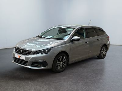 une voiture argentée garée dans une pièce au sol noir