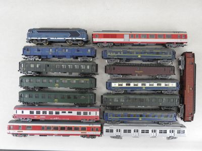 de nombreux petits trains miniatures posés sur une surface blanche