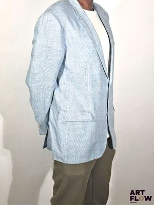 un homme vêtu d'une veste bleue et d'un pantalon kaki qui pose pour une photo