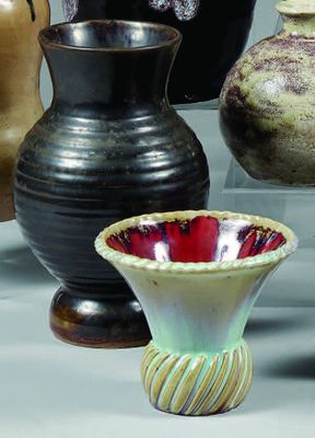de nombreux vases posés sur une table