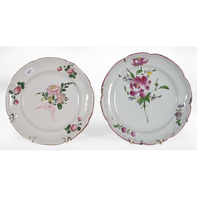 deux assiettes ornées de fleurs, posées côte à côte