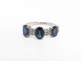bague en saphir bleu et diamant sur fond blanc