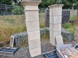 un tas de vitres brisées par terre, près d'une clôture