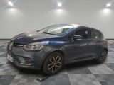 la voiture grise est garée sur un carrelage à carreaux