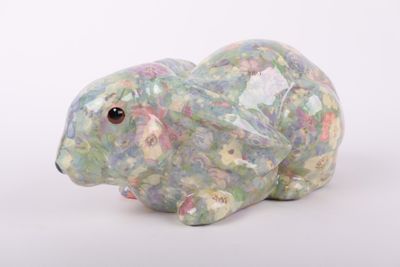 une petite figurine d'ours en marbre