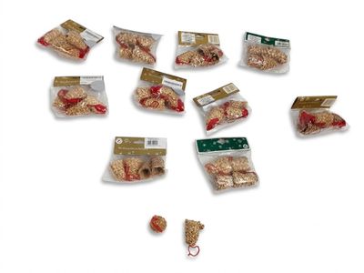 de nombreux sacs de nourriture posés sur une surface blanche