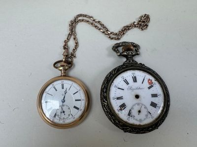 deux montres à gousset posées l'une à côté de l'autre sur une table