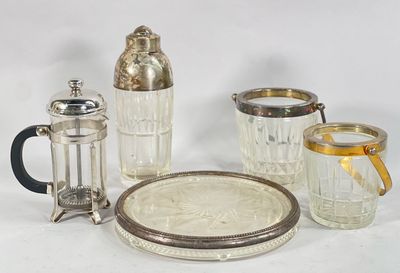 beaucoup d'objets en verre qui se trouvent sur la table