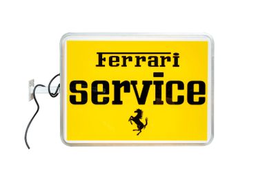 un panneau d'entretien Ferrari jaune sur lequel figure un logo Ferrari noir