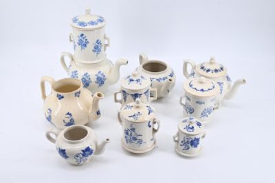 un ensemble de théières et de tasses en porcelaine bleue et blanche