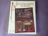 un livre posé sur une table