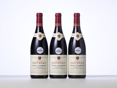 trois bouteilles de vin rouge posées sur une table