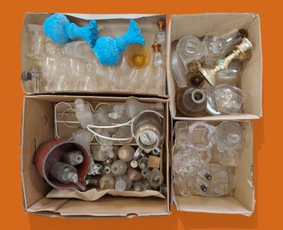 deux cartons de bouteilles en plastique vides et une figurine d'oiseau bleu