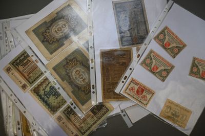 plusieurs types de timbres différents sur une table