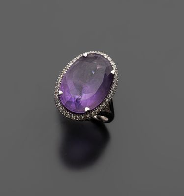 une bague en améthorate et diamants