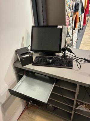 un bureau d'ordinateur équipé d'un clavier et d'un écran