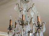 un lustre en cristal suspendu au plafond d'une pièce
