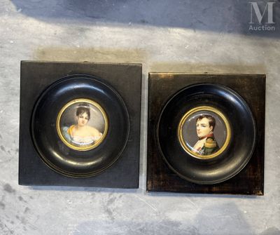 deux portraits encadrés représentant une femme et un homme, accrochés au mur