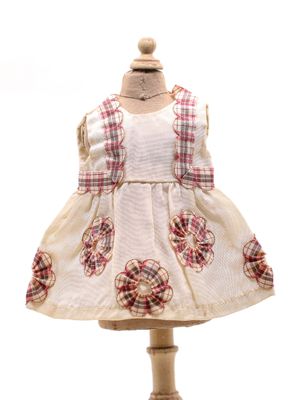 robe posée sur un mannequin, sur fond blanc