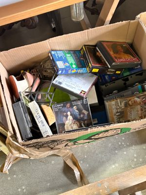 une boîte en carton remplie de DVD et d'autres objets