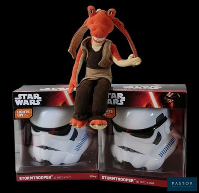 Deux figurines de Star Wars sont posées l'une sur l'autre dans une boîte