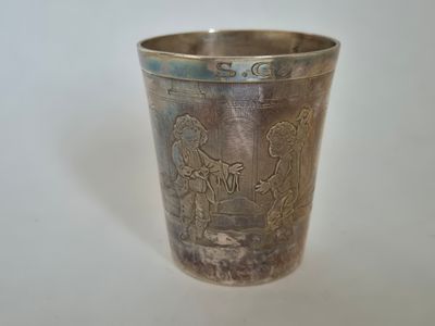 Timbale à fond plat en argent 925/000 figurant deux enfants …