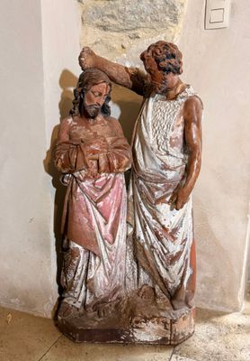 une statue représentant un homme et une femme debout l'un à côté de l'autre