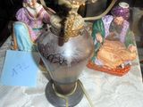 une image représentant une table sur laquelle se trouvent une lampe et des figurines