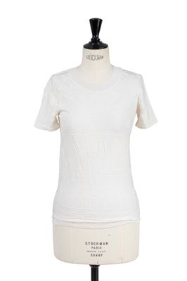 un t-shirt blanc sur un mannequin, devant un fond blanc