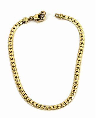 un collier à chaîne en or avec un fermoir en forme de serpent sur fond blanc