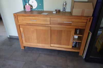 une armoire en bois surmontée d'un miroir