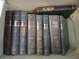 de nombreux livres anciens rangés sur une étagère, dans une boîte