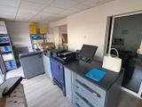 une photo d'une pièce où l'on voit tout un tas de fournitures de bureau posées sur le comptoir