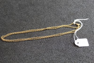 une paire de boucles d'oreilles en chaîne d'or ornées d'une petite étiquette