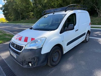 une camionnette blanche à rayures rouges garée sur un parking