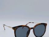 gros plan d'une paire de lunettes de soleil sur une surface blanche